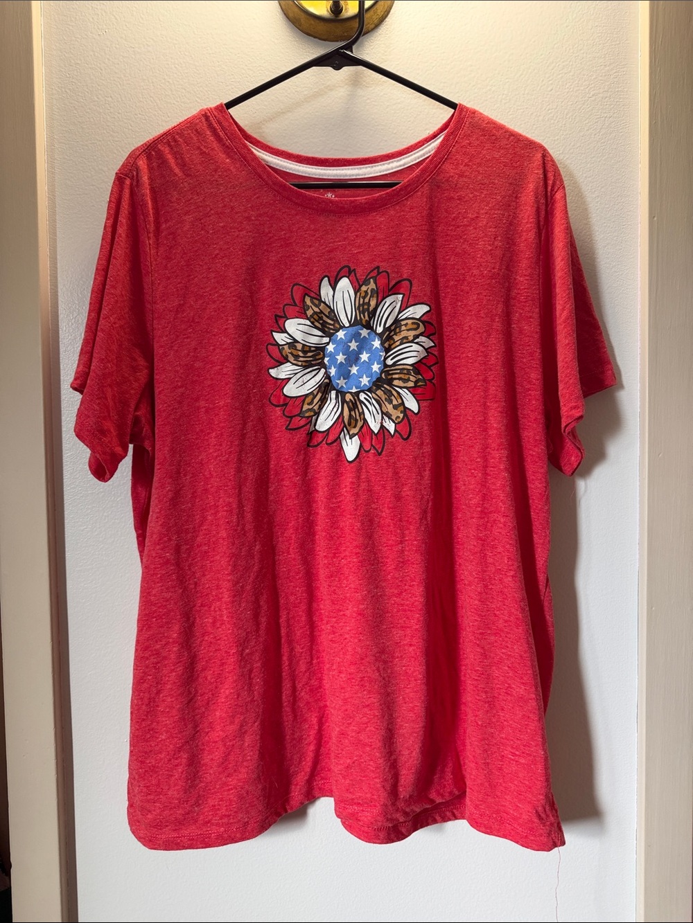 Women's Red Short-Sleeve Graphic Tee with Sunflower Star Detail
